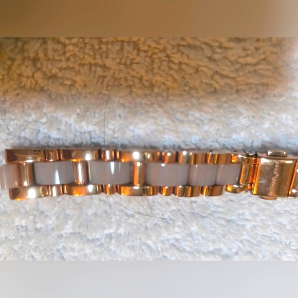 MICHAEL KORS WATCH BAND ONLY ~ GOLD TONE WITH SHELL STAINLESS STEEL 6-6.5" Long - Picture 1 of 4